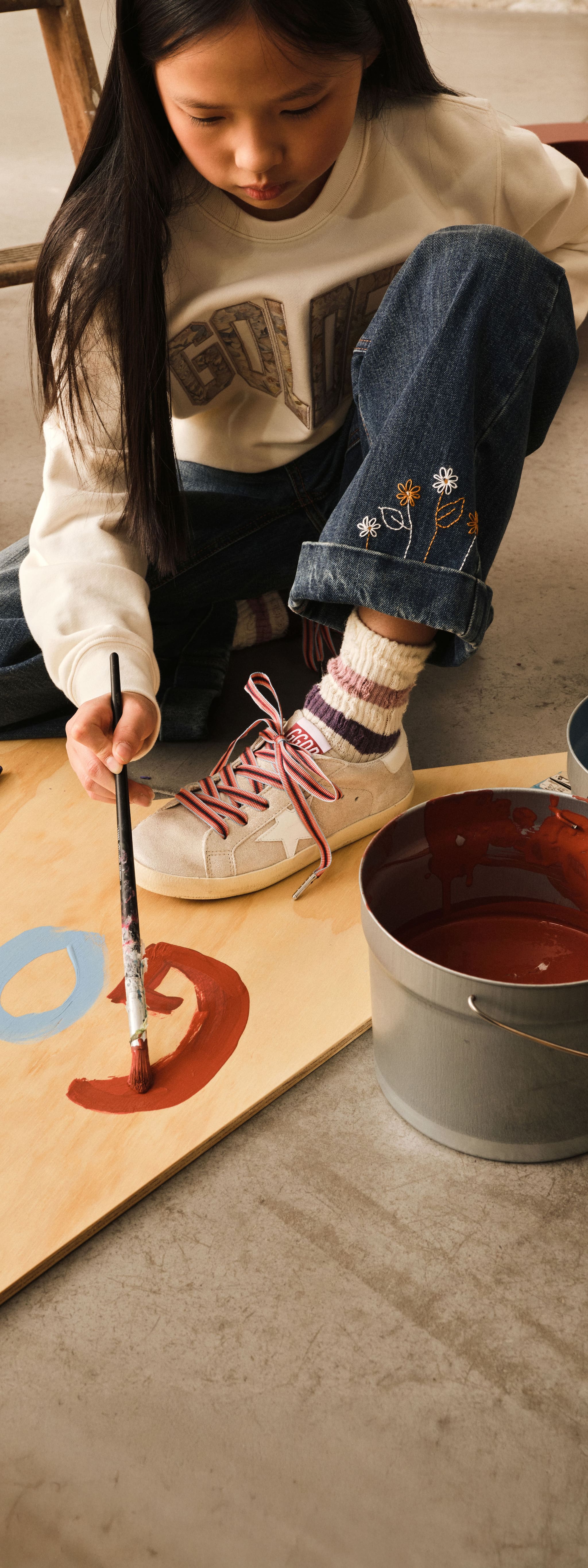 girls-paint-a-wooden-star